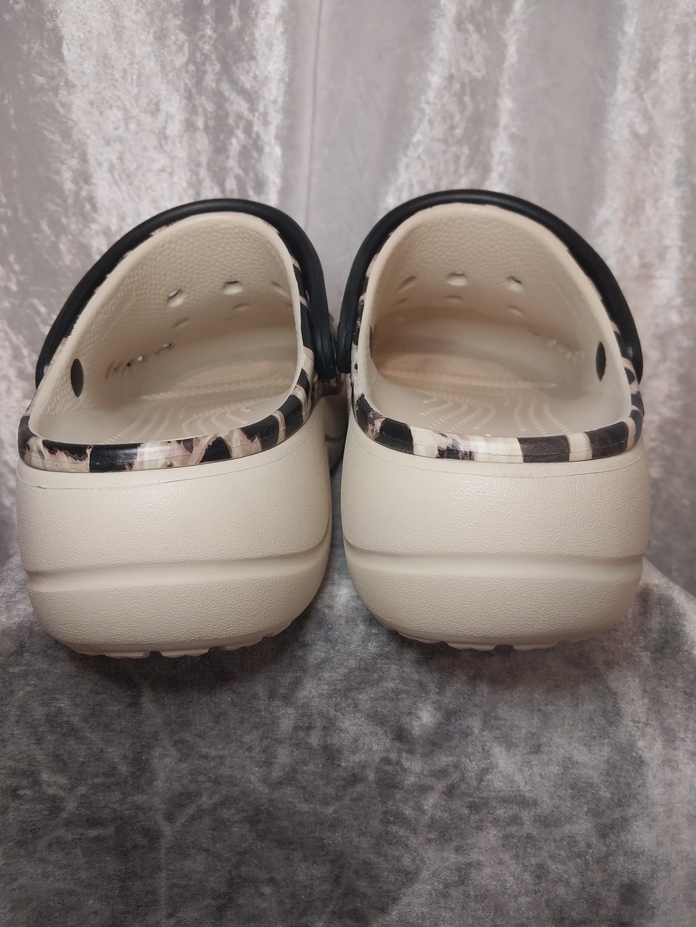 CROCS Woman's Clog in Black and Cream Leopard Print Womans 8 - Picture 4 of 7
